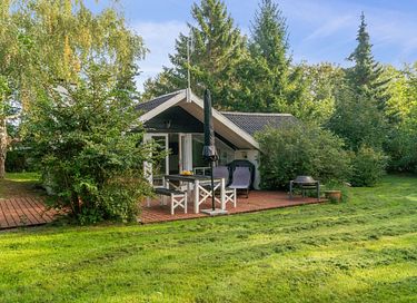 Vakantiehuis omgeven door groen met terras - 7