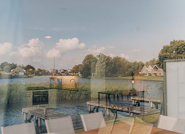 Rietgedekte villa met uitzicht over het meer - 34
