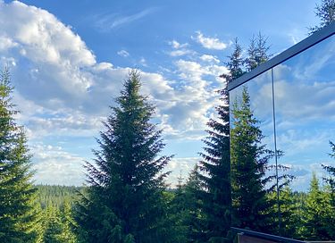 Breathtaking mirror house in Norway - 31