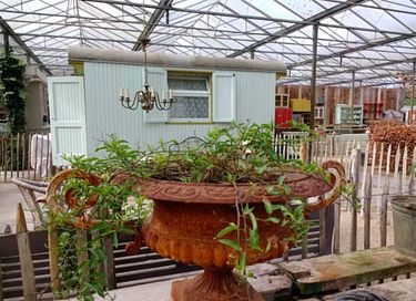 Cozy and romantic circus wagon - 1