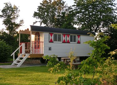 Spacious circus wagon in lovely, green spot - 1