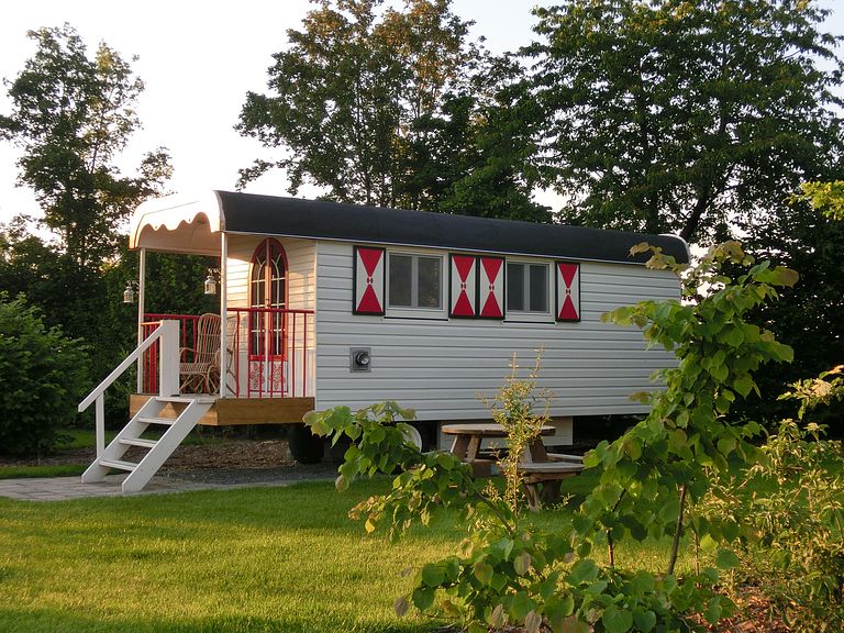 Spacious circus wagon in lovely, green spot - 1