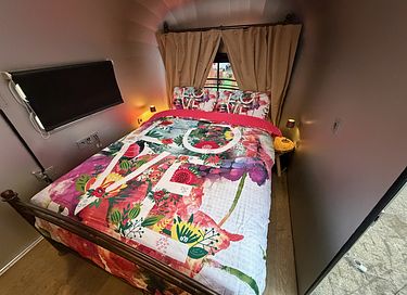 Slapen in de 'All You Need Is Love caravan' - 6