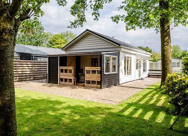 Attractive cottage for 4 right by the water