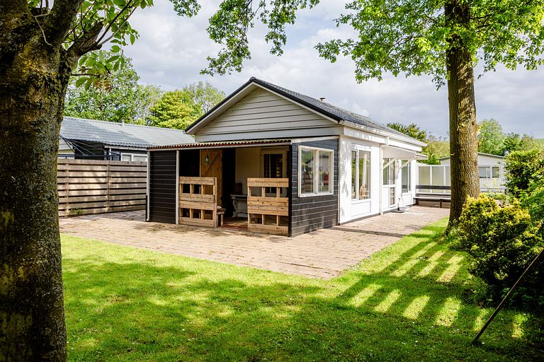 Attractive cottage for 4 right by the water - 1
