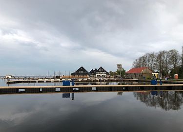 Moderne houseboot aan het Sneekermeer - 16