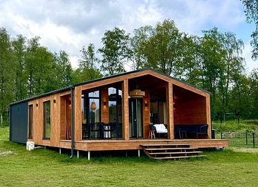 Ferienwohnungen aus Holz mit Seeblick