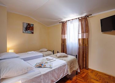 Large villa with private pool and spacious garden - 30