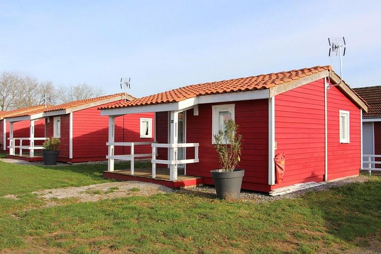 Chalet coloré dans une zone boisée - 1