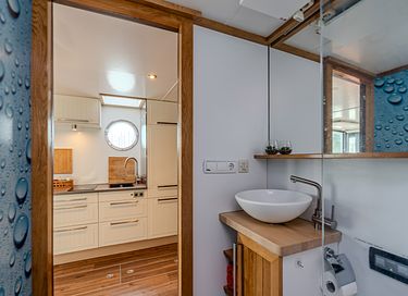 Pernotta su una lussuosa casa galleggiante con scivolo - 8