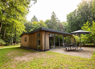 Child-friendly forest cabin with hot tub