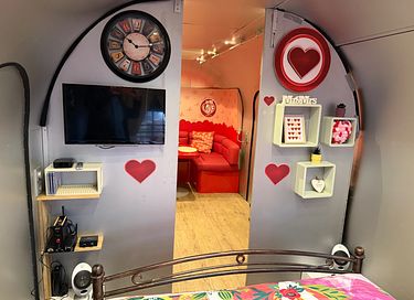 Slapen in de 'All You Need Is Love caravan' - 9