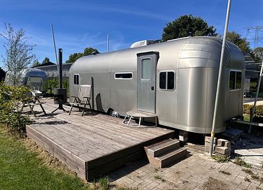 Einzigartige Übernachtung in einem Retro-Stream-Campervan
