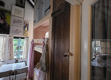 A Colorful Stay in a Historical Farmhouse - 8