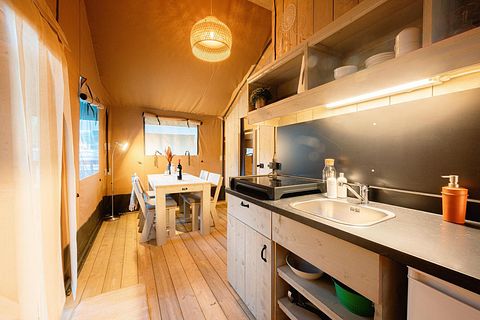 Tente safari sur un camping avec de nombreuses piscines - 3