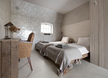 Beautifully renovated farmhouse with many luxuries - 26