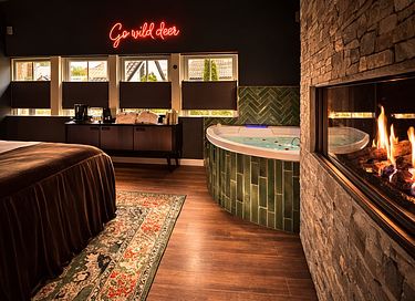 Romantic suite with sauna and hot tub - 5