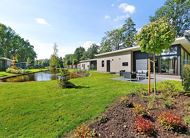 4-persoons lodge met een terras aan het water - 11
