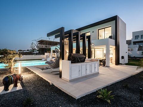 Ruime villa met zwembad en uitzicht op zee - 4