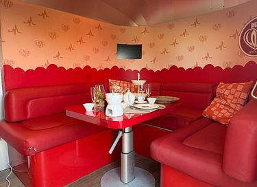 Slapen in de 'All You Need Is Love caravan' - 11
