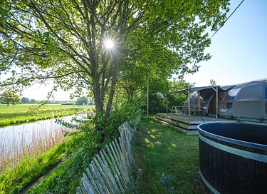 Wellnessdome aan het water met hottub - 12