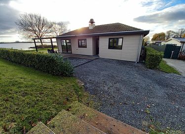 Holiday home for 6 at the waterfront