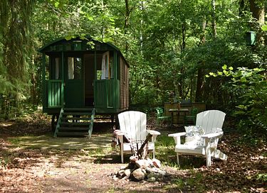 Acogedora caravana gitana en el bosque con total privacidad