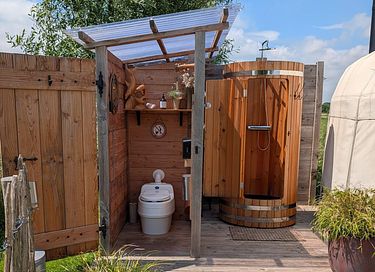 Une yourte équipée d'un poêle à bois et offrant tout le confort d'une suite d'hôtel - 17