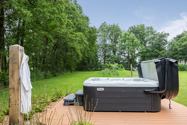 Luxe kapschuur in Friese natuur met jacuzzi - 1