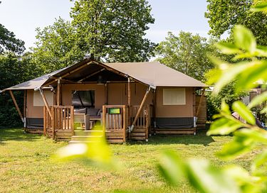 Grote glamping tent op gezellige camping - 2