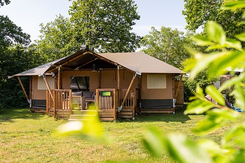 Grote glamping tent op gezellige camping - 2