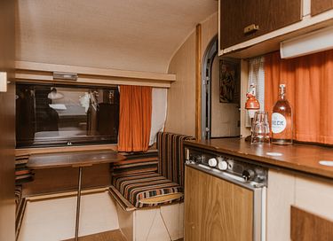 Tweepersoons retro caravan op indoorcamping  - 4