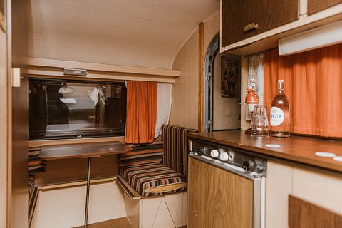 Tweepersoons retro caravan op indoorcamping  - 4