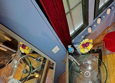 tiny house colorée dans le verger - 17