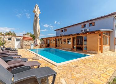 Group accommodation with private pool - 27
