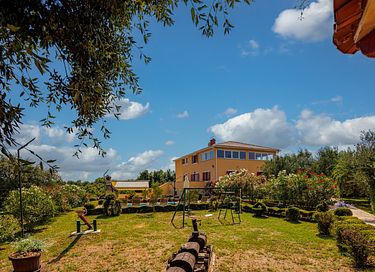 Large villa with private pool and spacious garden - 9
