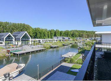 Child-friendly villa on the waterfront - 18