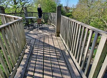 L'arbre a cabane avec un balcon dans un environnement naturel - 27