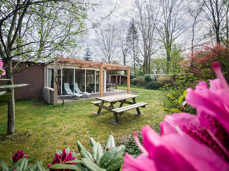 Vakantiehuis met ruime tuin en overkapping - 1