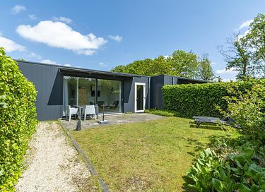 Bungalow met omheinde tuin bij de kust