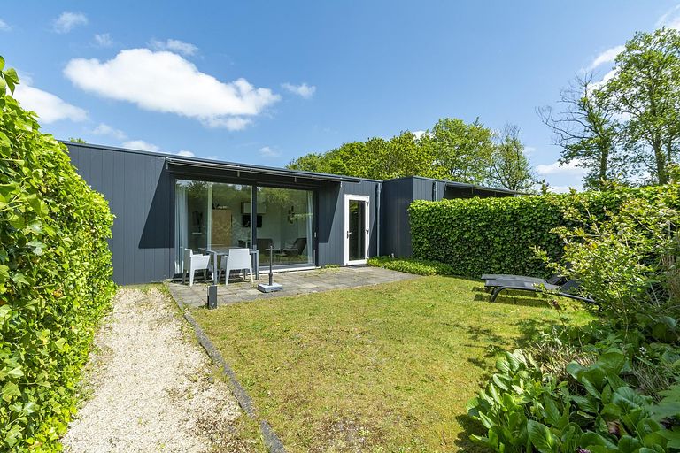Bungalow met omheinde tuin bij de kust - 1