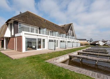 Rietgedekte villa met uitzicht over het meer - 37
