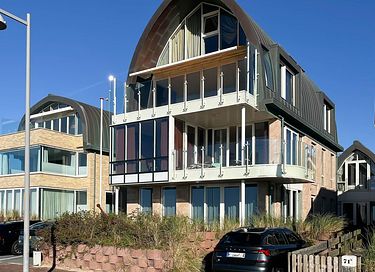 Cozy vacation home in prime location by the sea