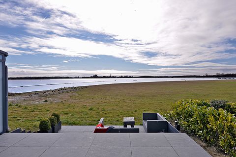 Vacation home overlooking a lake - 3