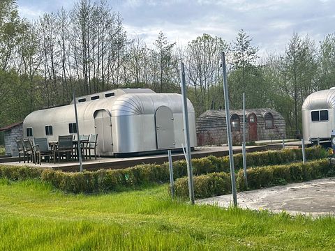 Retro caravan met groot terras - 2