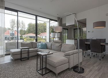 Luxury waterfront villa with garden - 5