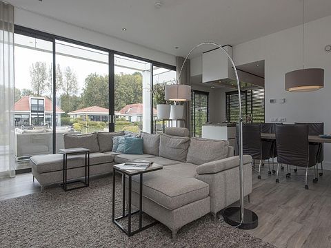 Luxury waterfront villa with garden - 5
