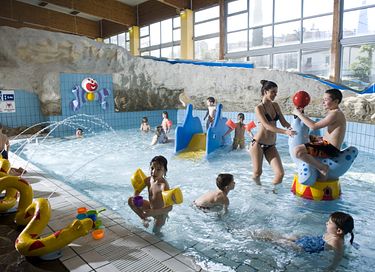 Tente safari sur un camping avec de nombreuses piscines - 25