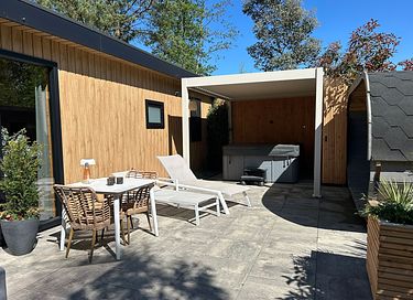 Luxe wellneslodge met jacuzzi en sauna