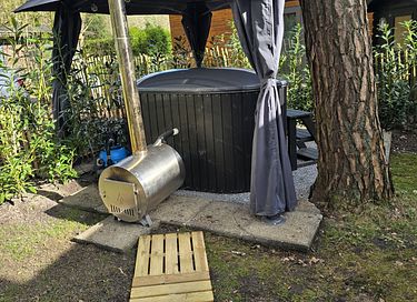 Cute shepherds hut with private hot tub in nature - 2